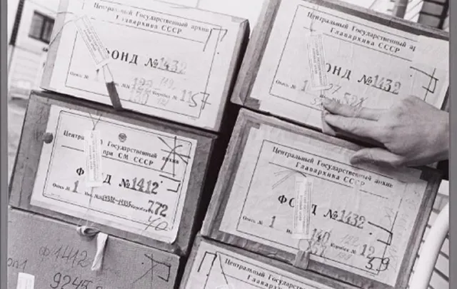 Close-up van de archieven die net uit Moskou zijn teruggekeerd, 2003, fotograaf: Mieke Schlaman, <a href="https://hdl.handle.net/11653/phot100017677" target="_blank">Collectie IAV-Atria</a>