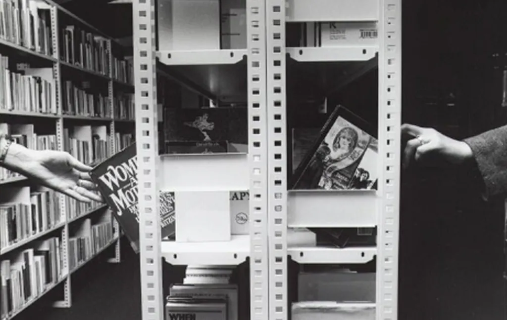 Bibliotheek van het IIAV (voorloper Atria), 2000, fotograaf: Liesbeth Sluiter, <a href="https://hdl.handle.net/11653/phot100009155" target="_blank">Collectie IAV-Atria</a>
