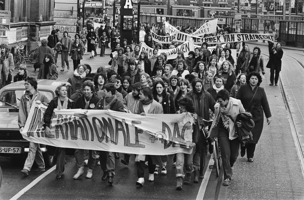 vrouwendemonstratie_amsterdam_i.v.m._internationale_vrouwendag-_fotograaf_rob_croes-_bestanddeelnr_931-3625-kopie.jpg