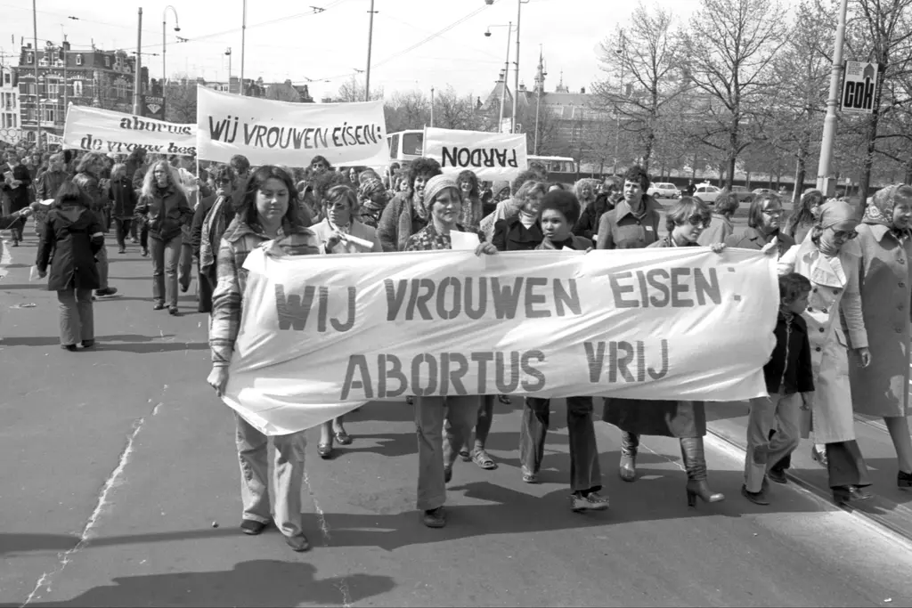 midden-spandoek-demo-abortus-vrij_ton-sonneveldt_1976_collectie-iav-atria.jpg