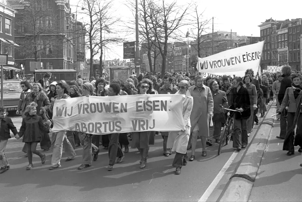 spandoek-demo-abortus-vrij_ton-sonneveldt_1976_collectie-iav-atria.jpg