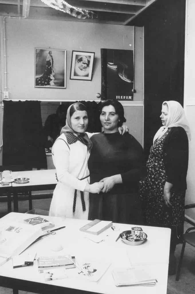 Drie turkse vrouwen voor een tafel met boekjes en flyers. 