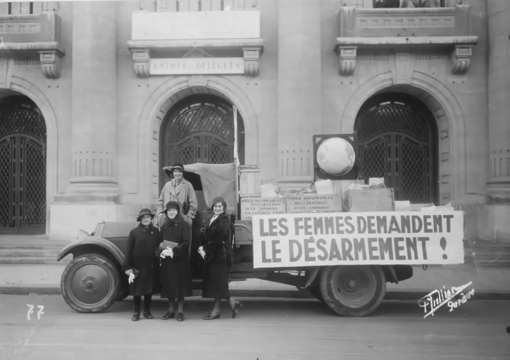 Een vrachtwagen vervoert de petitie van 9 miljoen verzamelde handtekeningen voor vrede tijdens de Disarmament Conference van de Volkenbond (League of Nations) 1932