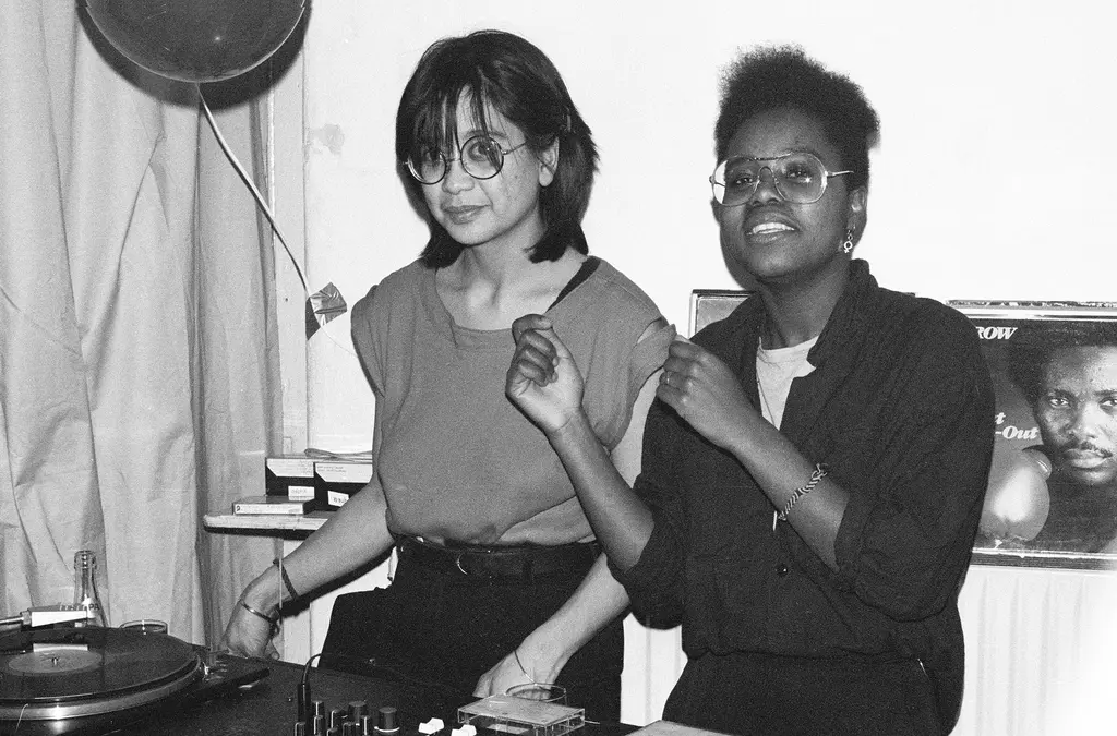 Eerste ‘Pata Pata’ swingavond door zwarte vrouwen in café de Feeks, met de ‘diskamazones’, 1985. Carry van der Smitte (links) en Maureen Konigferander (rechts). Fotograaf: An Stalpers.