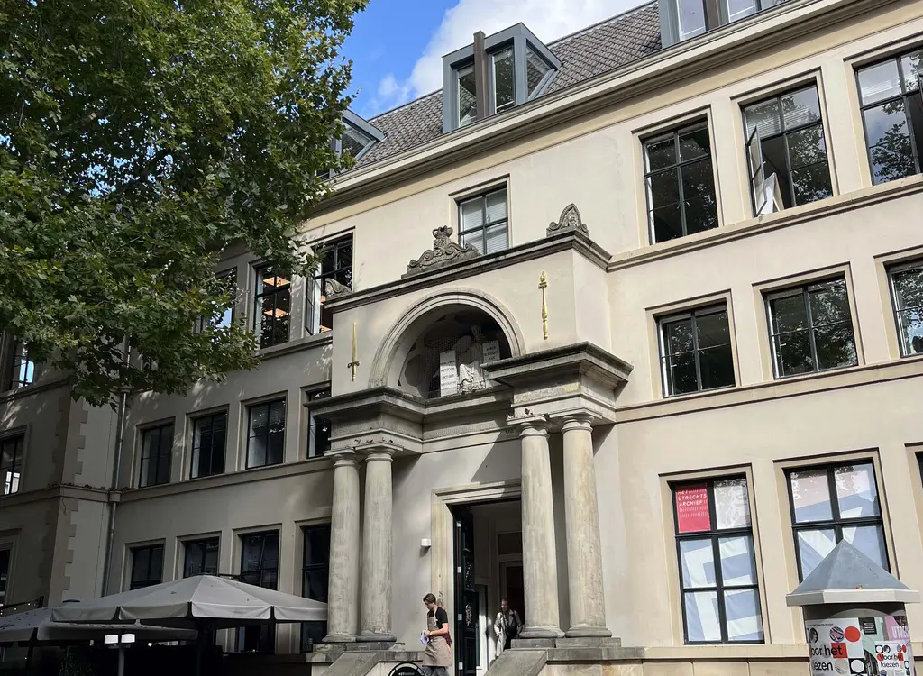 Ingang van monumentaal pand