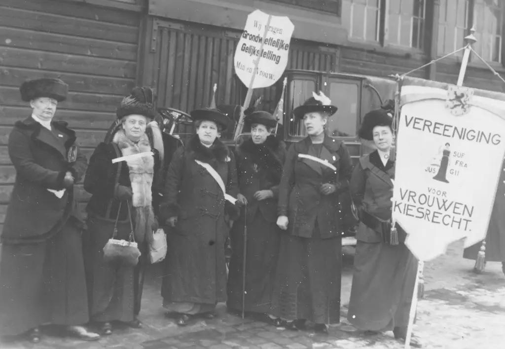 vrouwenkiesrecht-demonstratie_fotograaf-onbekend_1914_collectie-iav-atria.jpg