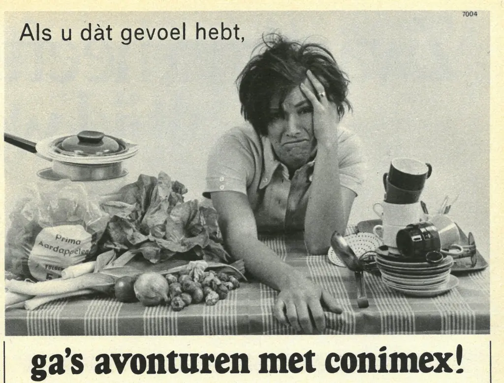 Advertentie uit 1970. Sip kijkende vrouw zit aan een tafel met veel boodschappen en opgestapelde borden en pannen om zich heen.