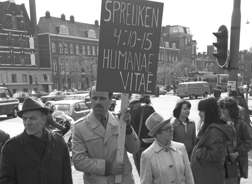 demonstranten-tegen-demonstratie-abortus-vrij-24-april-1976-amsterdam_ton-sonneveldt_collectie-iav-atria_576789.jpg