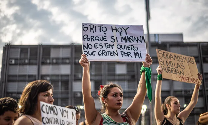 Protest tegen femicide in Argentinië, foto door Paula Kindsvater via <a href="https://commons.wikimedia.org/w/index.php?title=File:8M_en_Paran%C3%A1_-_Entre_R%C3%ADos_-_Paula_Kindsvater_8.jpg&amp;oldid=501989071" target="_blank">Wikimedia Commons</a>.<br>Vertaling witte bord: <em>‘Ik schreeuw vandaag, want als ik er morgen niet meer ben, wil ik dat zij voor mij schreeuwen</em>’.&nbsp;