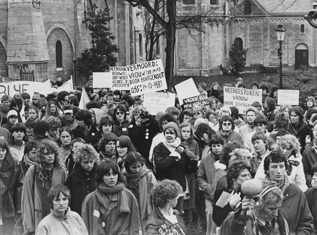 demonstratie-vrouwenmishandeling_evelien-polter_1982_collectie-iav-atria_100008908.jpg