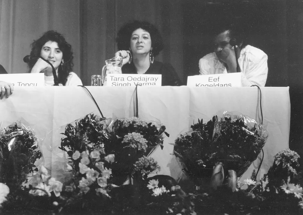 Congres met forumleden, geportretteerd: Tara Oedayraj Singh Varma, Eef Kogeldans en M. Topcu, 1995, fotograaf: Gon Buurman, <a href="https://hdl.handle.net/11653/phot100001364" target="_blank">Collectie IAV-Atria</a>