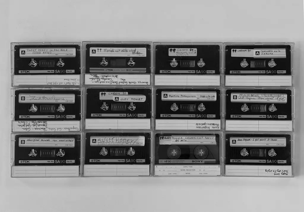12 doosjes met cassettebandjes erin