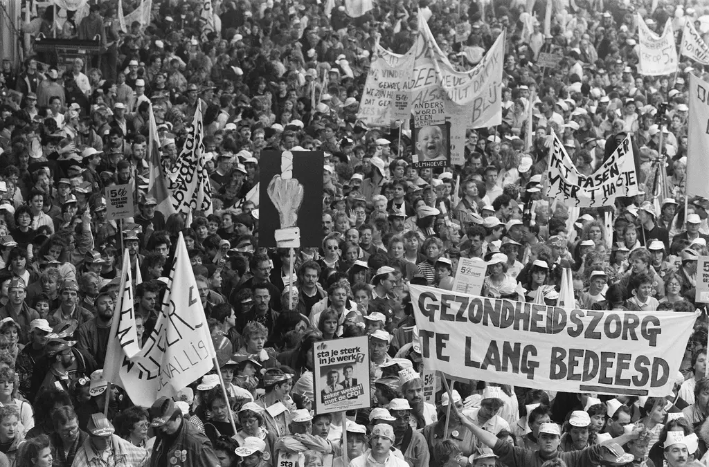 Grote groep mensen uit de gezondheidszorg demonstreren.