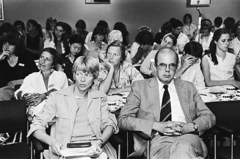 Conferentie “Vrouwen en sexueel geweld” geopend in Den Haag op 7 juni 1982; minister De Ruiter tussen de deelneemsters