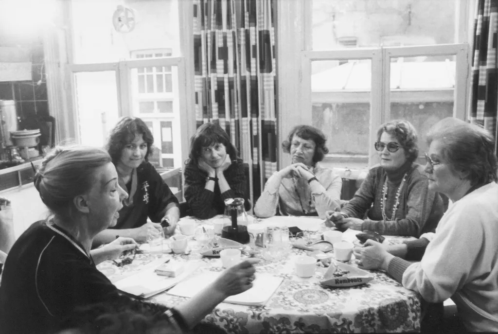 Overleg bij een van de VIDO vrouwen thuis