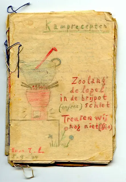 Voorkant van boekje Kamprecepten met tekst: Zoolang de lepel in de brijpot schiet treuren wij nog niet