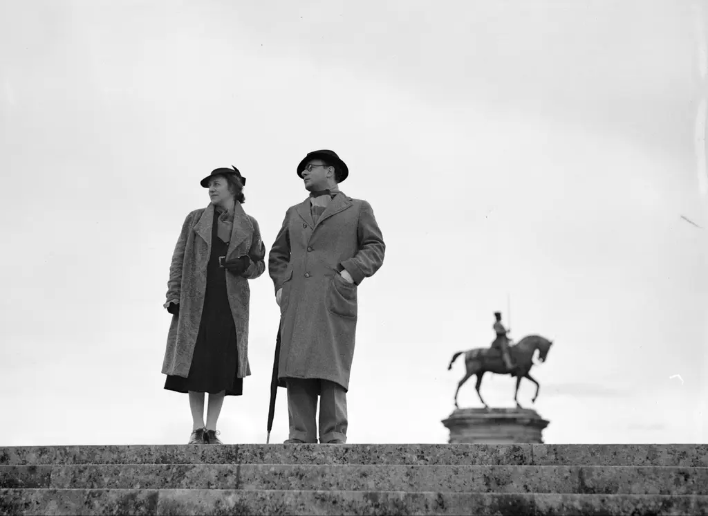 Elka Schrijver en onbekende man (Herman) in het park van het Chateau de Chantilly met op de achtergrond het ruiterstandbeeld van Anne de Montmorency