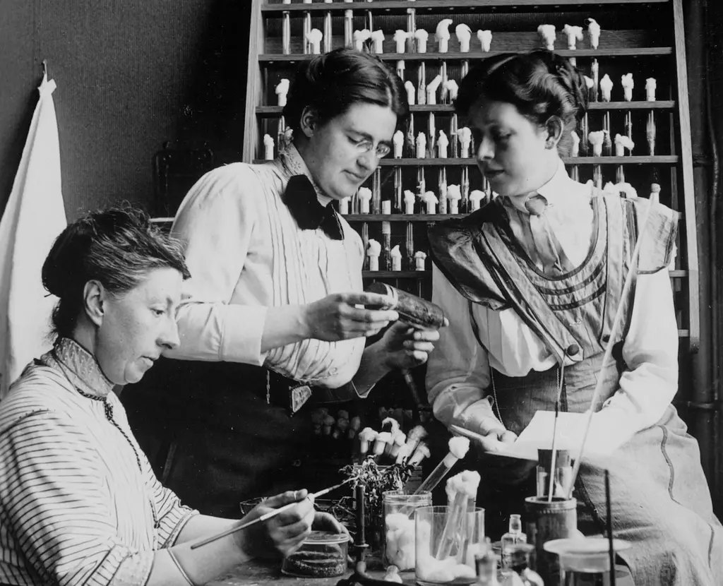 Johanna Westerdijk met twee van haar studenten in het Phytopathologisch Laboratorium 'Willie Commelin Scholten' te Amsterdam