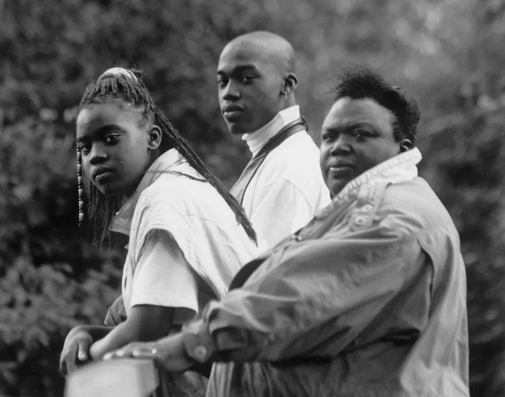 Groepsfoto van drie mensen. Op links een jongere meid, midden een jongen en rechts een vrouw. 