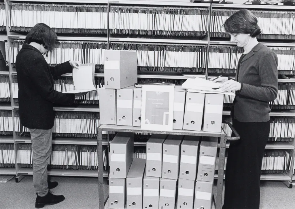 Medewerkers in een archief