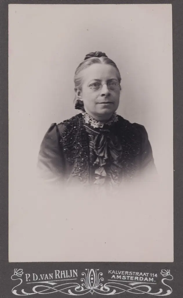 Studioportret van Catharine van Tussenbroek, circa 1890, fotograaf onbekend, <a href="https://hdl.handle.net/11653/phot100006441" target="_blank">Collectie IAV-Atria</a>