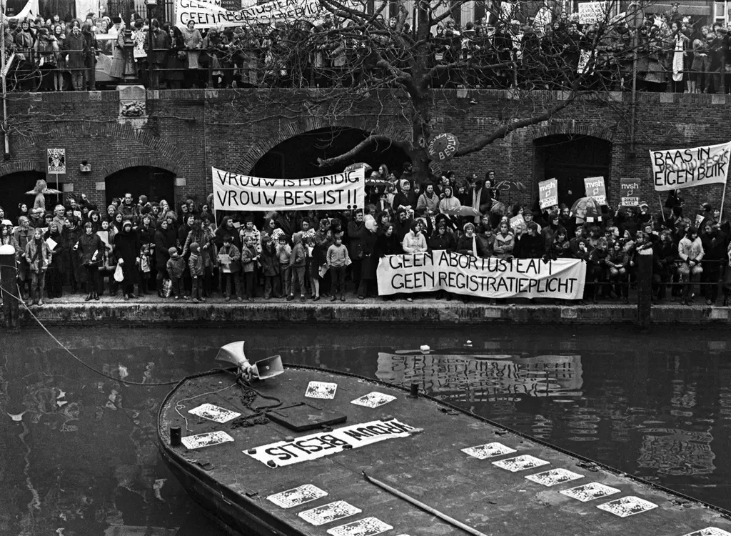 dolle-mina-demonstratie-abortusbeleid_1972_eva-besnyo_collectie-iav-atria_100000948.jpg