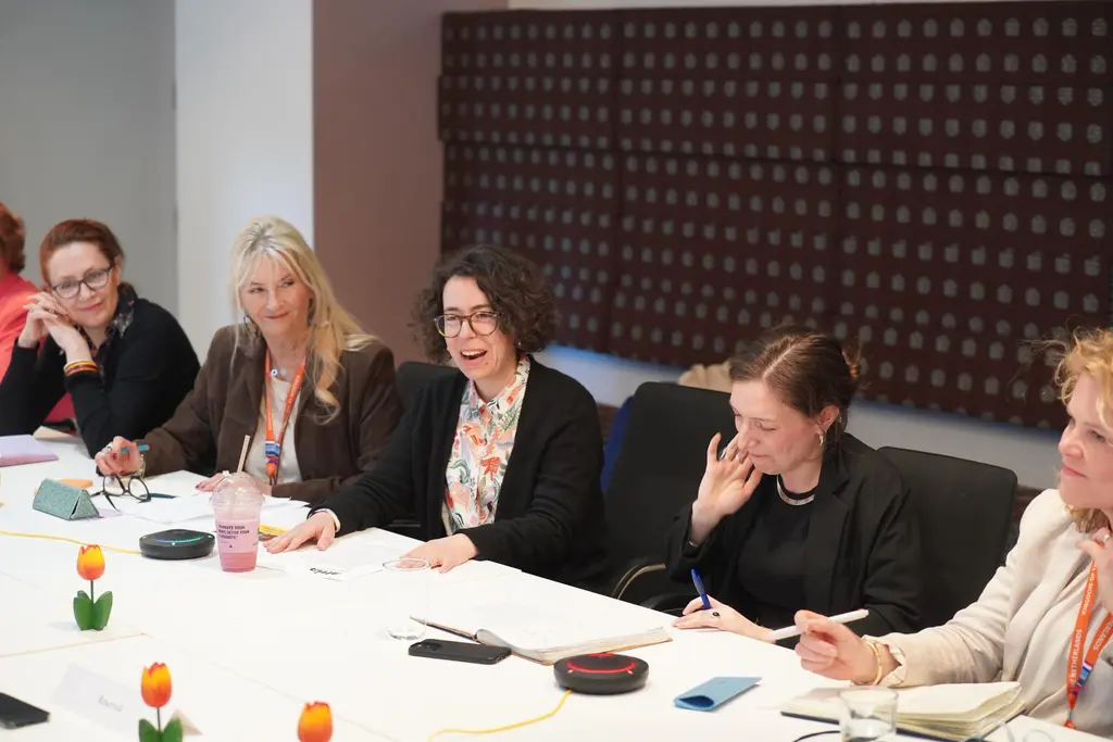 Onderzoeker Maya Declich (derde van links) presenteert aanbevelingen aan Nederlandse delegatie. Foto door Marina Boerma 2026.