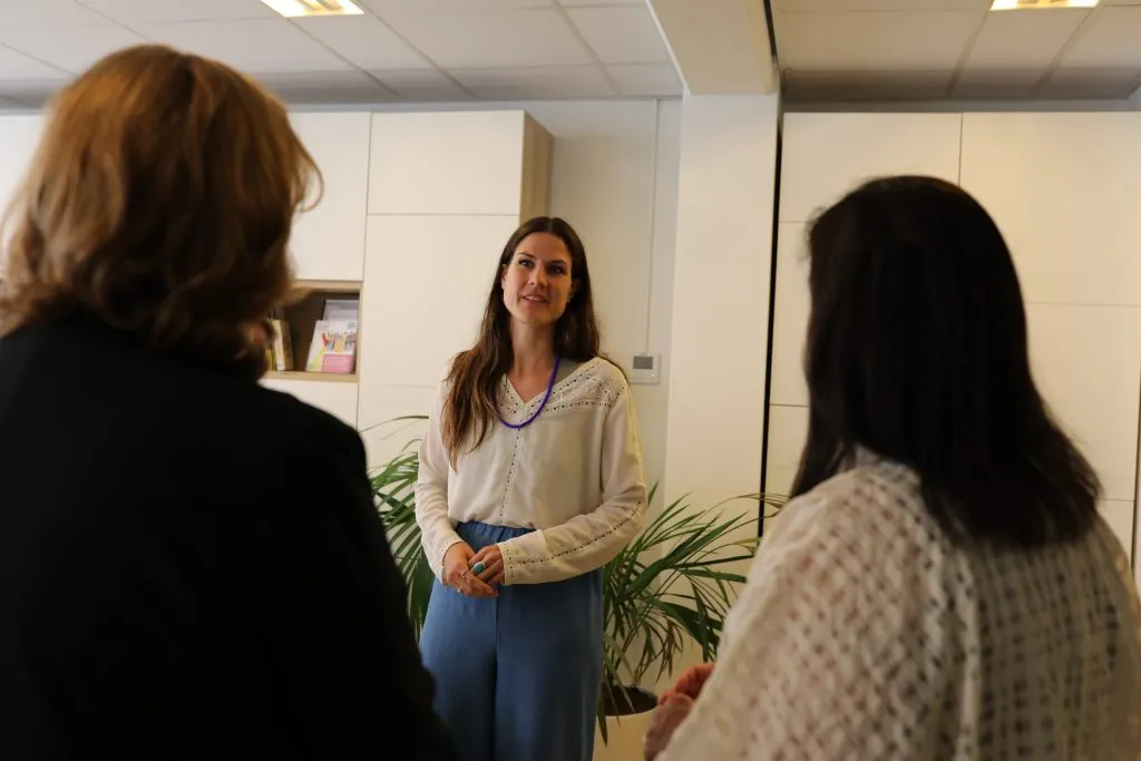 Mariëlle Paul in gesprek met senior onderzoeker Britt Myren