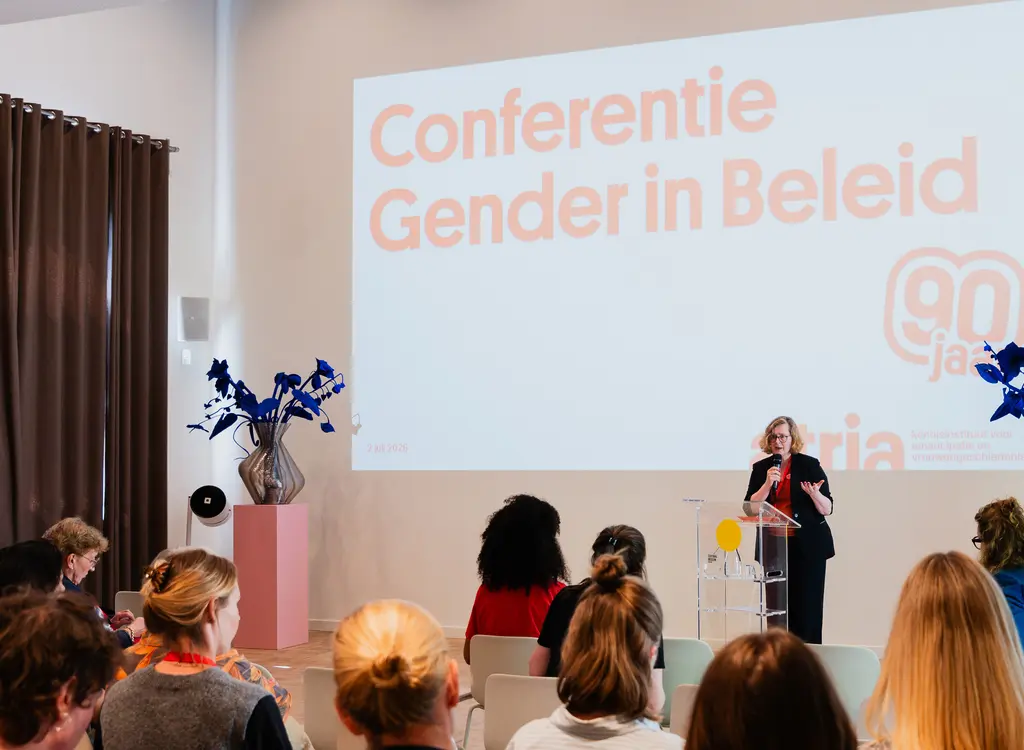 Directeur-bestuurder Karin van der Heiden heet deelnemers aan conferentie Gender in Beleid welkom.
