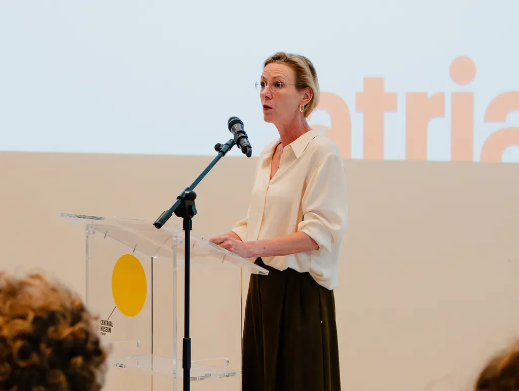 Esther van Dijk spreekt zaal toe.