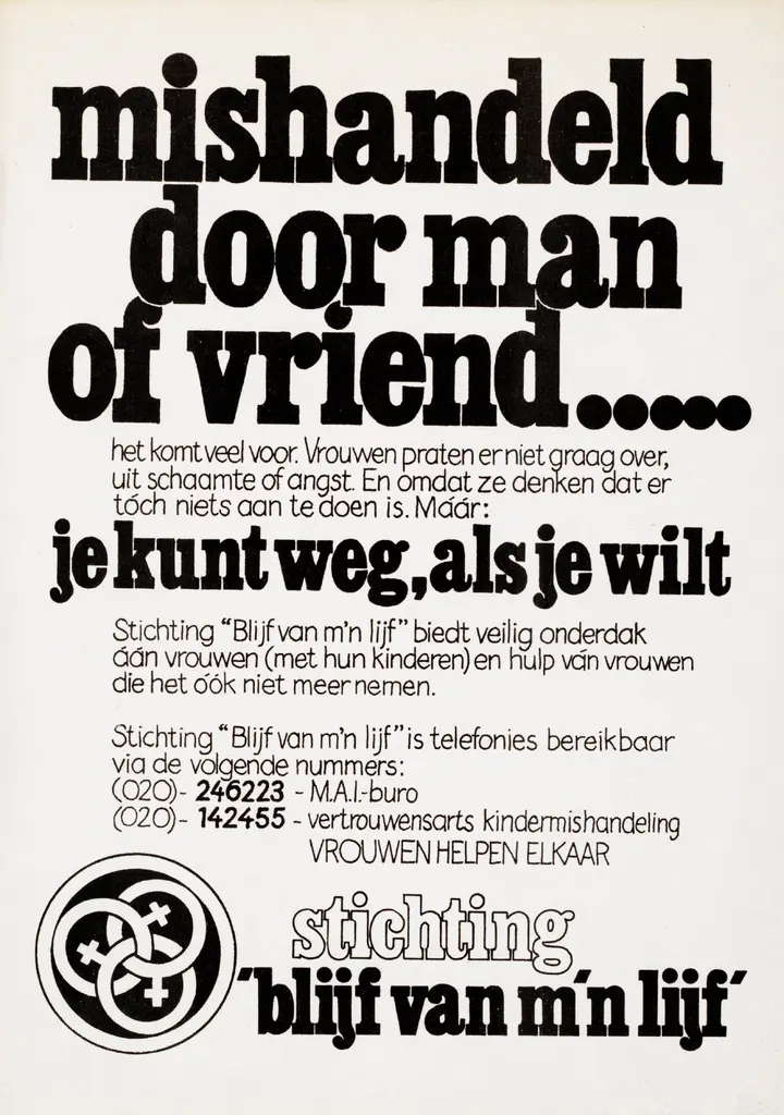 Wit affiche met een tekst in zwarte letters die begint met: mishandeld door man of vriend ..... en via welke telefoonnummers vrouwen contact kunnen opnemen.