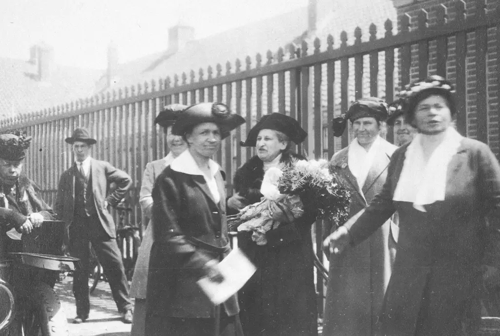 Voor het eerst naar de stembus voor de Tweede Kamerverkiezingen, Den Haag 5 juli 1922. Aletta Jacobs (met bloemen), Jeannette Broese van Groenou-Wieseman (links) en Miel Coops-Broese van Groenou (rechts). Foto ontvangen van W.E.S. Coops en Thea Kloppenberg-Coops. Collectie IAV-Atria