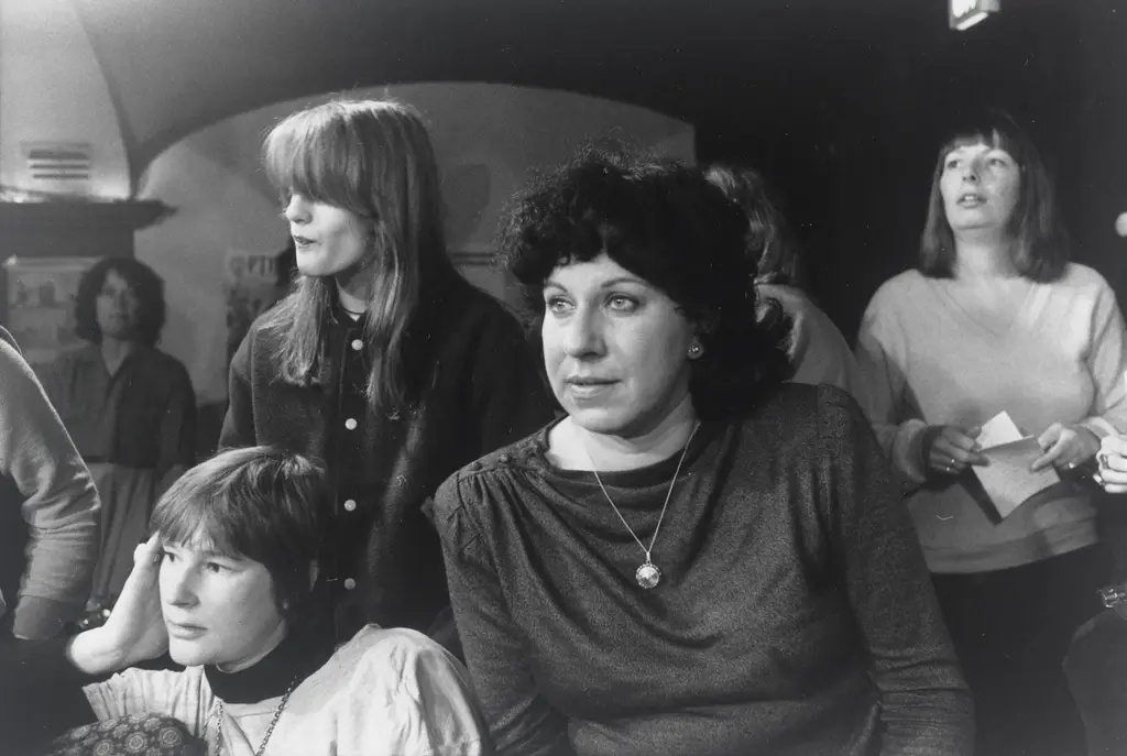 Selma Leydesdorff tijdens het tienjarig jubileum van Dolle Mina, 1980, fotograaf: Bertien van Manen, <a href="https://hdl.handle.net/11653/phot100025059" target="_blank">collectie IAV-Atria</a>