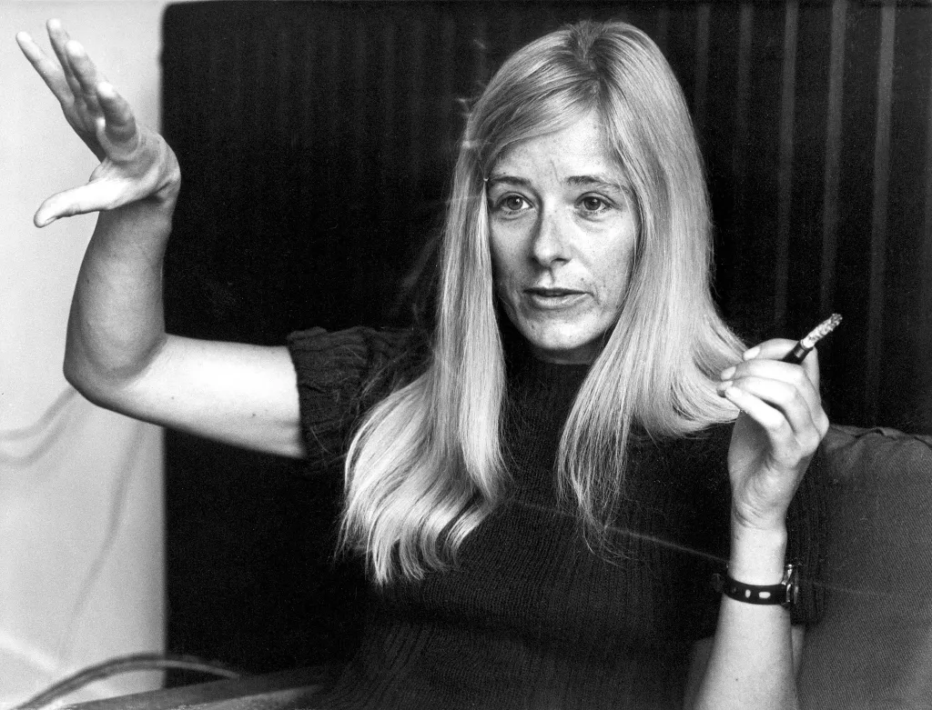 Portret van Joke Smit terwijl ze met handgebaren praat en rookt