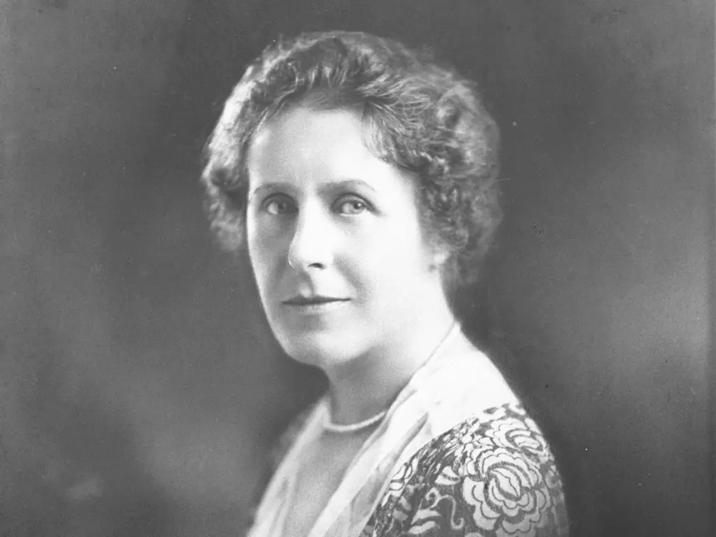 Studioportret van Maria Barbara Boissevain-Pijnappel rond 1930  in zwart-wit