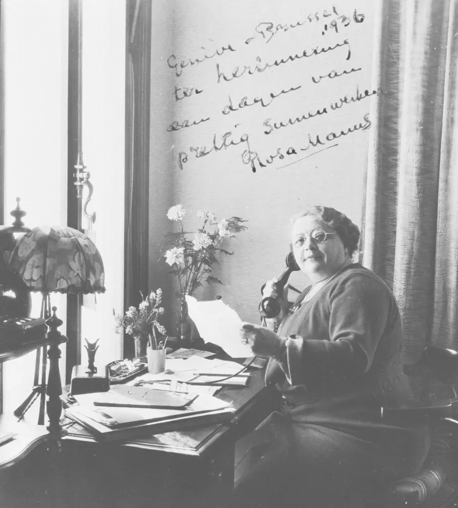 Portret van zittende vrouw met opengeslagen map in handen