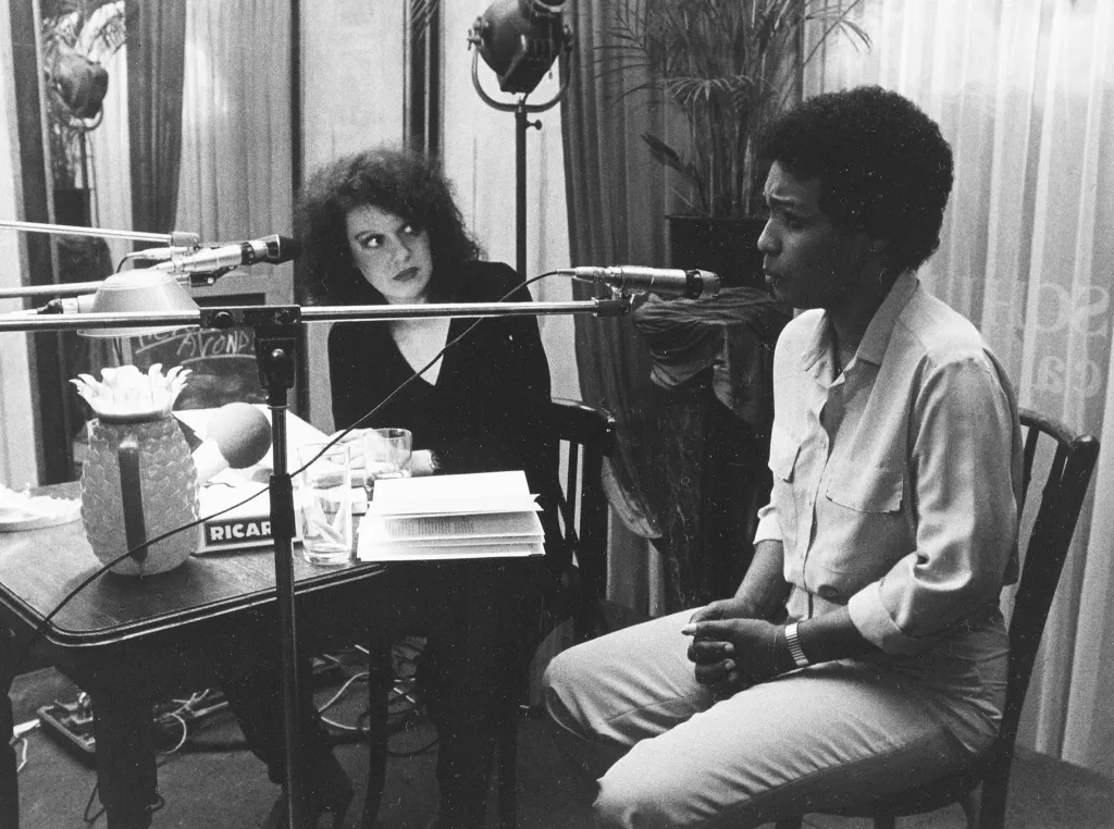 Sarah Verroen interviewt Astrid Roemer in café Schlemmer