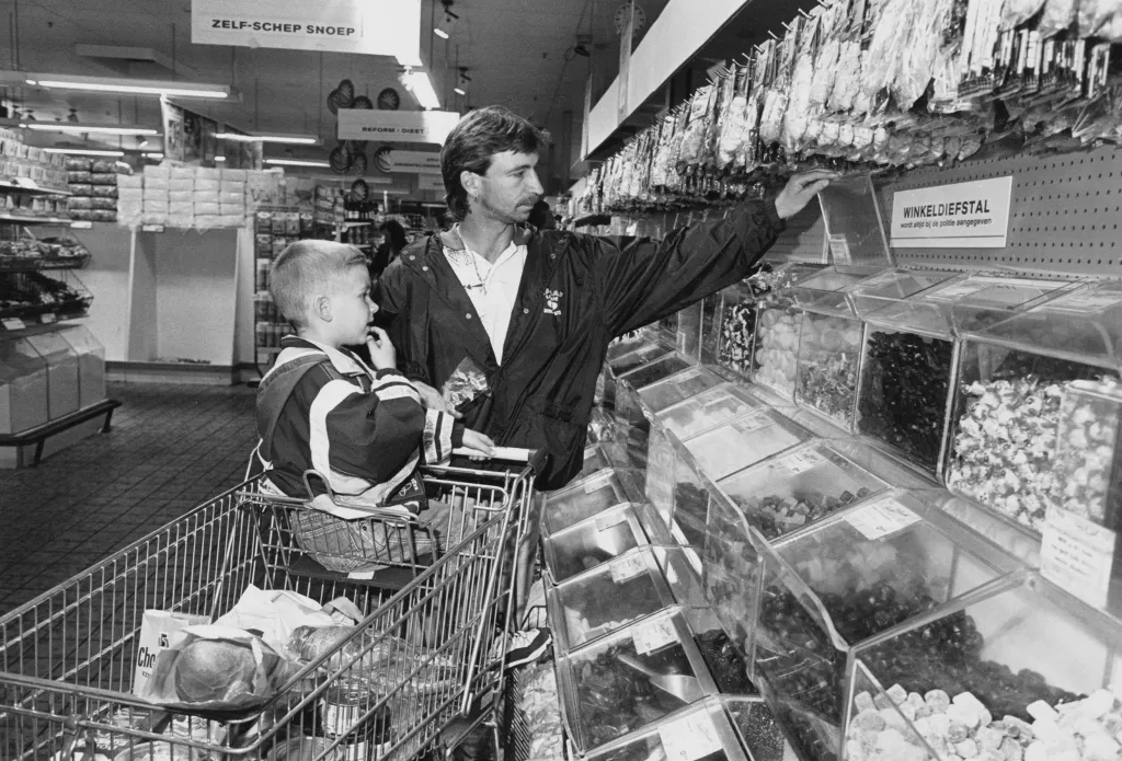 vader-zoon-supermarkt_mieke-schlaman_1997_collectie-iav-atria_f147-98_01.jpg